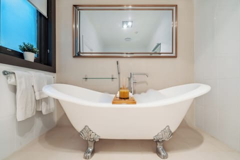 Luxury Room 1 King Bed Bathtub  | Bathroom | Free toiletries, hair dryer, towels