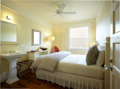 Standard Room, 1 Queen Bed, Shared Bathroom | Iron/ironing board, free WiFi, bed sheets