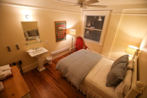 Standard Room, 1 Queen Bed, Shared Bathroom | Iron/ironing board, free WiFi, bed sheets