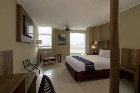 Superior Room, 1 Queen Bed | Minibar, in-room safe, desk, laptop workspace