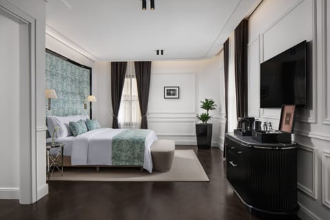 Junior Suite, 1 Bedroom, Non Smoking, Corner | Frette Italian sheets, premium bedding, memory foam beds, minibar