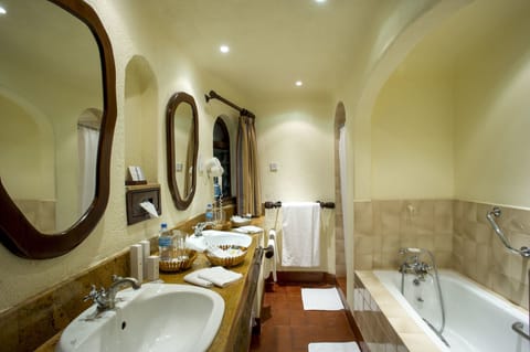 Standard Room | Bathroom | Shower, designer toiletries, hair dryer, bathrobes