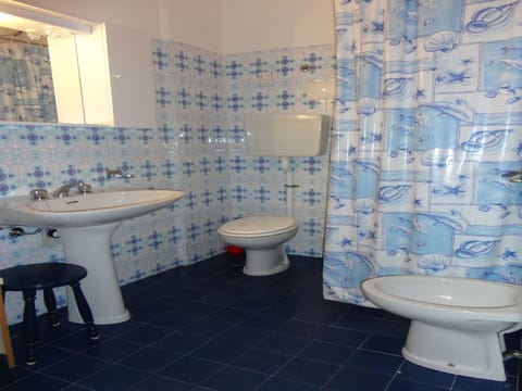 Apartment, 2 Bedrooms, Terrace, City View | Bathroom amenities