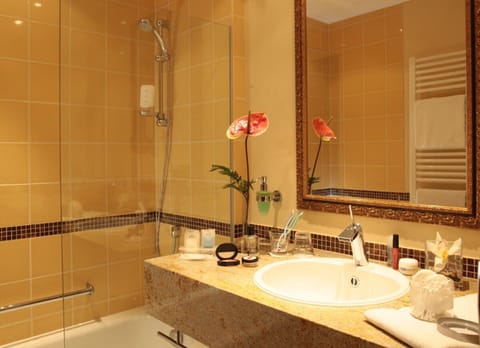 Superior Double Room | Bathroom | Free toiletries, hair dryer, towels