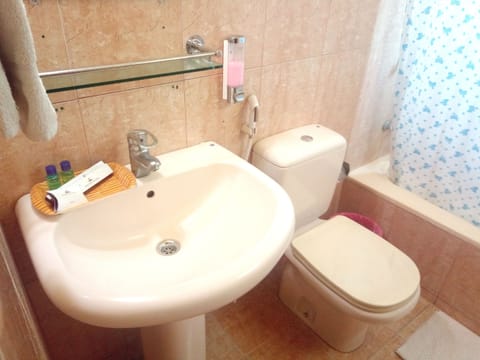 Jetted tub, free toiletries, hair dryer, slippers