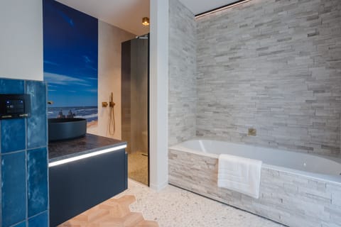 Deluxe Double Room (Blue Bee Room) | Bathroom | Rainfall showerhead, designer toiletries, hair dryer, towels