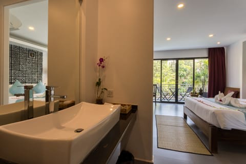 Deluxe Double Pool View | Bathroom | Combined shower/tub, deep soaking tub, rainfall showerhead