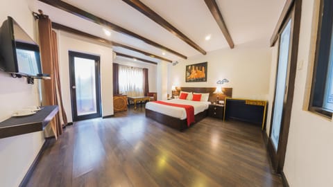 Super Deluxe Room | 1 bedroom, premium bedding, in-room safe, desk