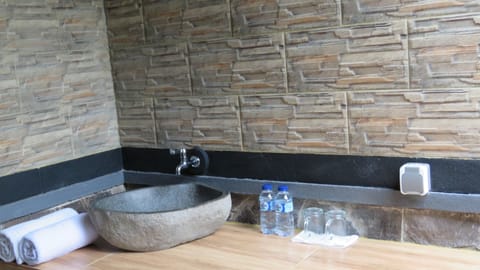 Family Room | Bathroom amenities | Shower, free toiletries, towels