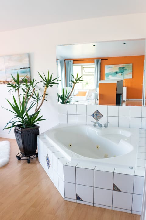 Luxury Suite, 1 Queen Bed, Ocean View, Sea Facing | Private spa tub