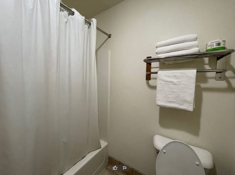 Combined shower/tub, free toiletries, towels