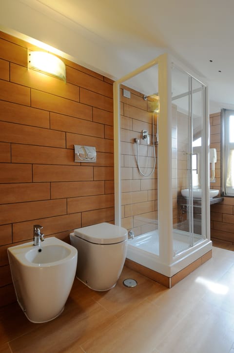 Double Room Single Use | Bathroom | Hair dryer, bidet, towels