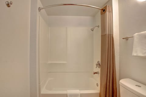 Combined shower/tub, free toiletries, towels, toilet paper