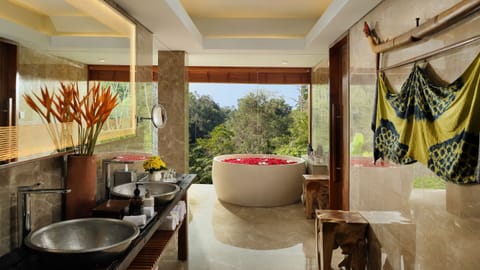 Maya Presidential Villa with Butler Service | Bathroom | Combined shower/tub, rainfall showerhead, free toiletries, hair dryer