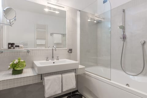 Junior Studio Suite | Bathroom | Free toiletries, hair dryer, bidet, towels