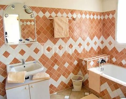 Deluxe Villa (6 people) Type D Villa N 51 | Bathroom | Hair dryer, towels
