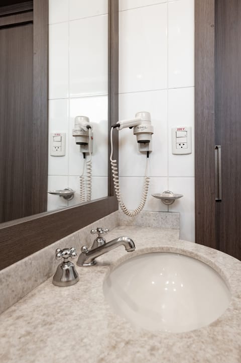 Premium Double Room | Bathroom | Shower, hair dryer, towels