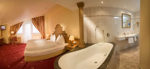 Deluxe Double Room | Bathroom | Free toiletries, hair dryer, bathrobes, towels