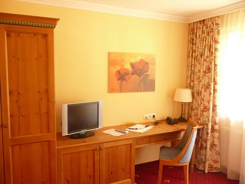 Deluxe Single Room | In-room safe, desk, iron/ironing board, cribs/infant beds