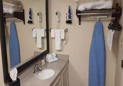 Combined shower/tub, free toiletries, hair dryer, towels