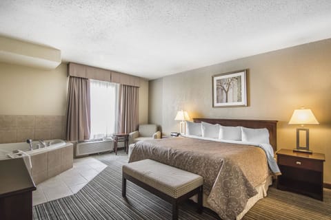 Junior Suite, 1 King Bed with Sofa bed, Non Smoking, Jetted Tub | Pillowtop beds, in-room safe, desk, laptop workspace