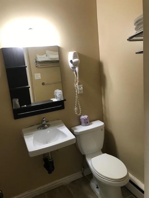 Standard Room, 1 Queen Bed, Non Smoking | Bathroom | Combined shower/tub, hair dryer, towels