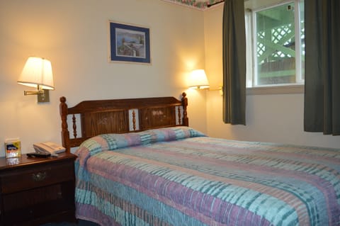 Room, 1 Queen Bed, Private Bathroom | Cribs/infant beds, rollaway beds, bed sheets, alarm clocks