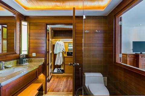Suite, Ocean View (Ocean Jacuzzi Suite) | Bathroom | Free toiletries, hair dryer, bathrobes, slippers