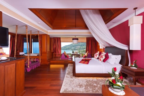 Romantic Suite  | Premium bedding, minibar, in-room safe, desk