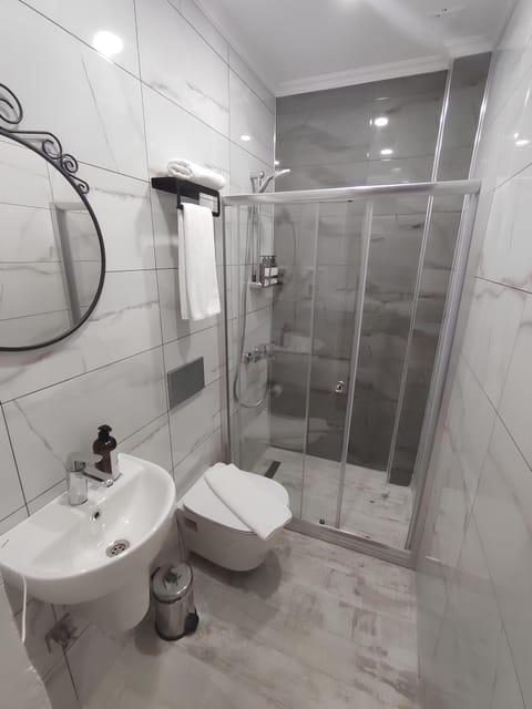 Grand Room | Bathroom | Shower, rainfall showerhead, free toiletries, hair dryer