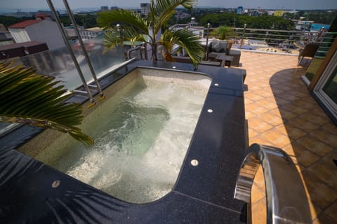 Outdoor spa tub