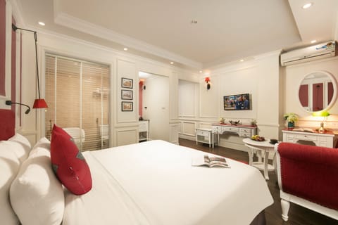 Honeymoon Suite, 1 King Bed with Sofa bed, Bathtub, City View | 1 bedroom, minibar, in-room safe, individually decorated
