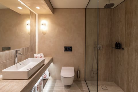 Shower, rainfall showerhead, free toiletries, hair dryer