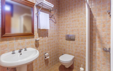 Bungalow Room | Bathroom | Shower, free toiletries, hair dryer, slippers
