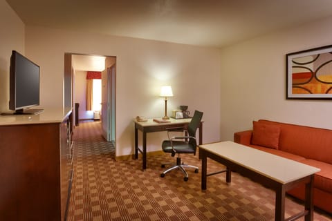 Executive Suite, 1 Bedroom | In-room safe, desk, laptop workspace, blackout drapes