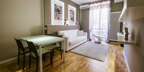 Suite Queen | 1 bedroom, in-room safe, desk, laptop workspace