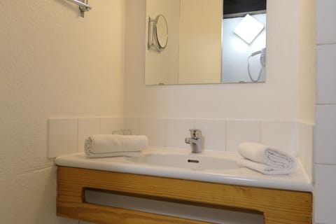 Basic Double or Twin Room | Bathroom | Free toiletries, hair dryer, towels