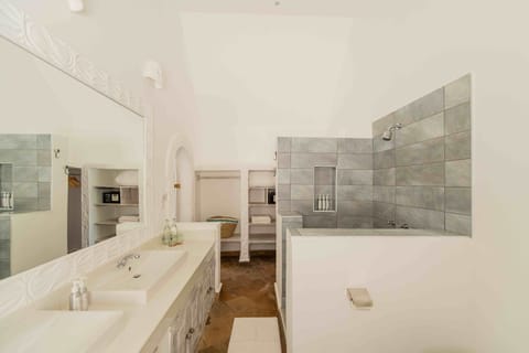 Ocean View Banda - Superior Room | Bathroom | Shower, free toiletries, hair dryer, bathrobes