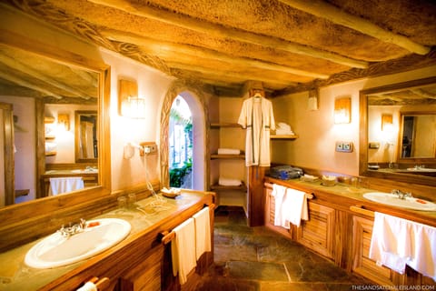 Suite on the Rocks | Bathroom | Shower, free toiletries, hair dryer, bathrobes