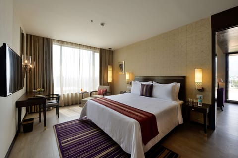 Premium Room, 2 Twin Beds | Premium bedding, minibar, in-room safe, desk