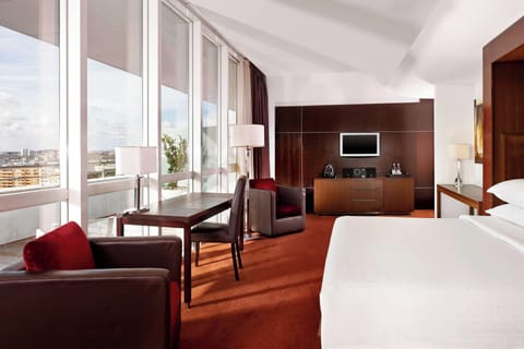 Junior Suite, 1 Queen Bed | 1 bedroom, hypo-allergenic bedding, down comforters, minibar