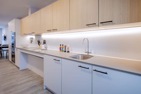 Basic Double Room | Shared kitchen facilities | Oven, stovetop