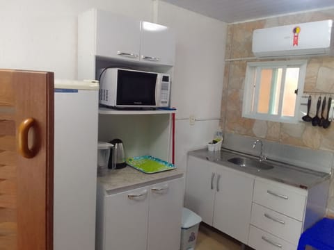 Studio Suite | Private kitchen | Fridge, microwave, toaster, blender