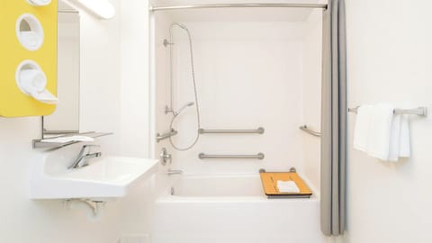 Combined shower/tub, free toiletries, towels