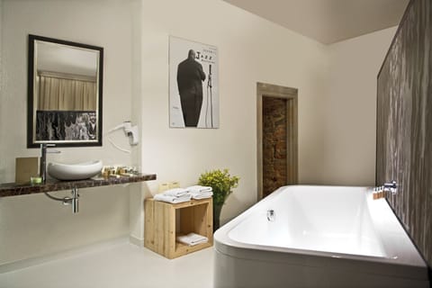 Apartment | Deep soaking bathtub