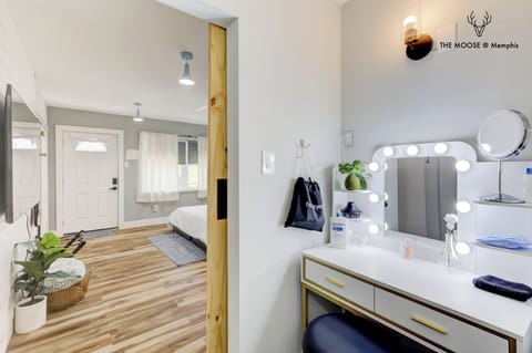 Executive Studio Suite, Non Smoking, Courtyard View | Bathroom | Combined shower/tub, hair dryer, towels, soap