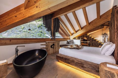 Royal Room | Premium bedding, down comforters, minibar, in-room safe