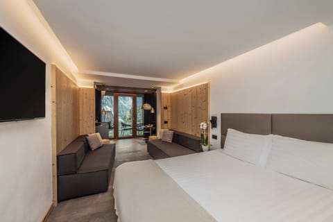 Deluxe Room | Premium bedding, down comforters, minibar, in-room safe