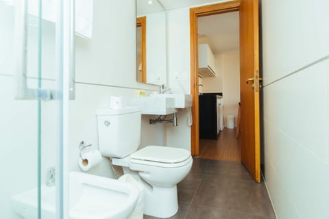 Premium Suite | Bathroom | Shower, free toiletries, hair dryer, bidet