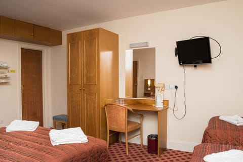 Quadruple Room | In-room safe, desk, free WiFi, bed sheets